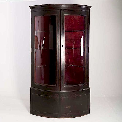 Vitrina esquinera. Siglo XX. En talla de madera. Con 2 puertas de vidrio y soportes lisos. Decorada con molduras.