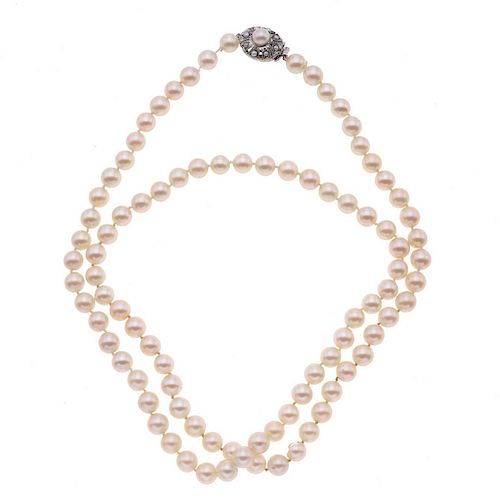 Collar de perlas. 89 perlas cultivadas de 8 mm color crema. Broche de plata. Peso: 63.2 g.