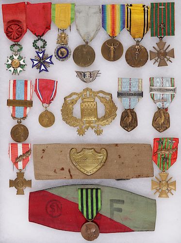 18 MOSTLY FRENCH WWI & II MEDALS AND MORE