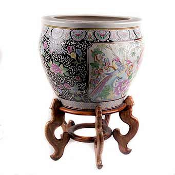 Pecera. China, siglo XX.Estilo cantonés. Elaborada en cerámica policromada. Decorada con aves, grecas y flores de loto.