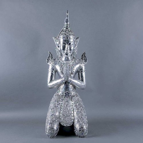 Siddharta en oración. Siglo XX. Elaborado en resina esmaltado en color plata, con aplicaciones de cristales de colores.