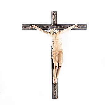 Cristo en la cruz. México, siglo XX. Talla en madera policromada, sobre cruz latina decorada con esgrafiados orgánicos.