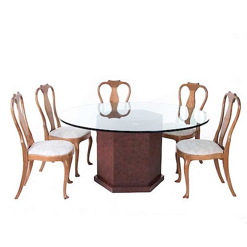 Antecomedor. Siglo XX. En talla de madera. Consta de Mesa. Con cubierta circular de vidrio y 8 sillas con tapicería de tela color beige
