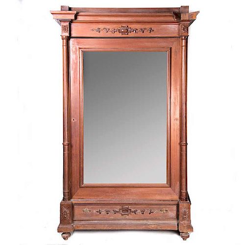 Armario. Francia. SXX. En talla de madera. Con puerta de espejo con luna rectangular, fustes compuestos, cajón y soportes tipo carrete.