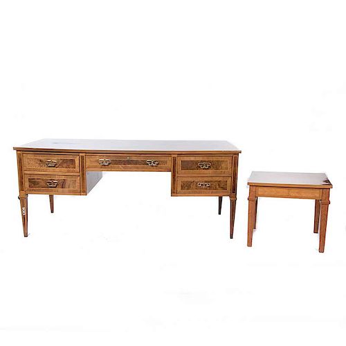Escritorio y mesa auxiliar SXX. Talla de madera Cubiertas rectangulares y soportes tipo pilastras Decorados con motivos orgánicos.