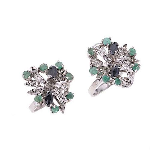 Dos anillos vintage en plata paladio con esmeralda, zafiros y diamantes. 14 esmeraldas corte redondo. 4 zafiros corte marquis .<...