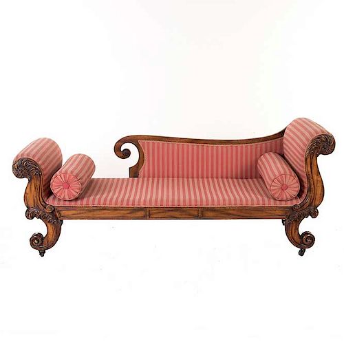 Chaise longue. Origen europeo. Estilo Luis XV. En talla de madera. Con tapicería lineal color rosado. Soportes tipo cabriolé.