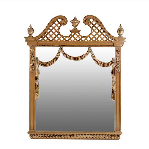 Espejo. Siglo XX. Diseño calado. Marco en talla de madera. Con espejo de luna rectangular biselada. Decorado con lacería.
