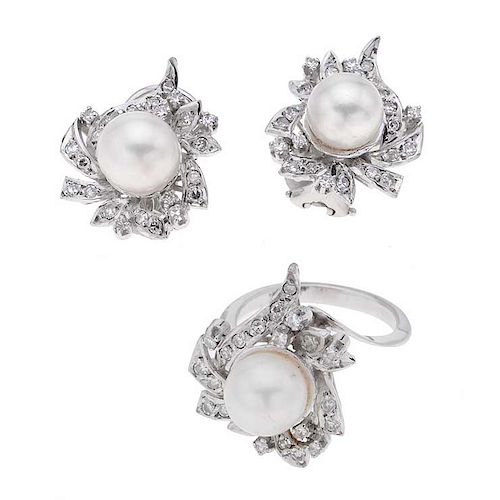 Anillo y par de aretes plata paladio con 3 perlas y diamantes. 3 perlas cultivadas de 9 mm color blanco. 69 ascentos de diamante...