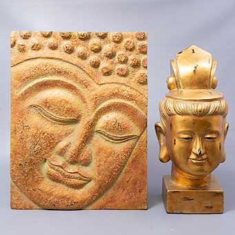 Cabeza y placa del Príncipe Siddharta Gautama (Buda). Origen oriental. Siglo XX. Elaborados en resina dorada.