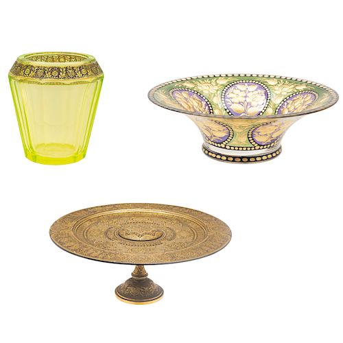 MIXED LOT: A MINIATURE VASE, A CENTER PIECE AND A PLATE WITH BASE.