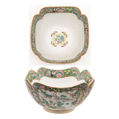 A FAMILLE ROSE PORCELAIN BOWL. CHINA, 20TH CENTURY. 