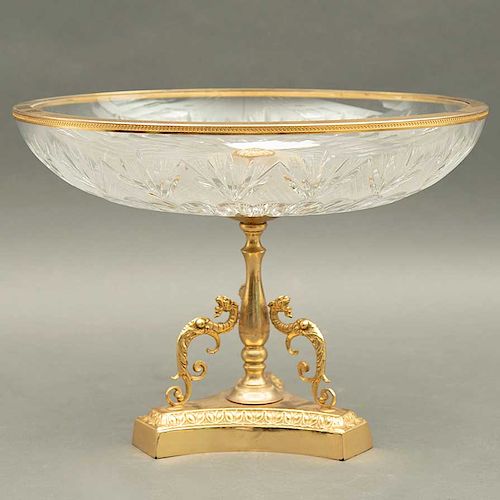 Centro de mesa. Siglo XX. Estilo Imperio. Elaborado en cristal facetado y metal dorado. Diseño circular. Decorado con acantos.