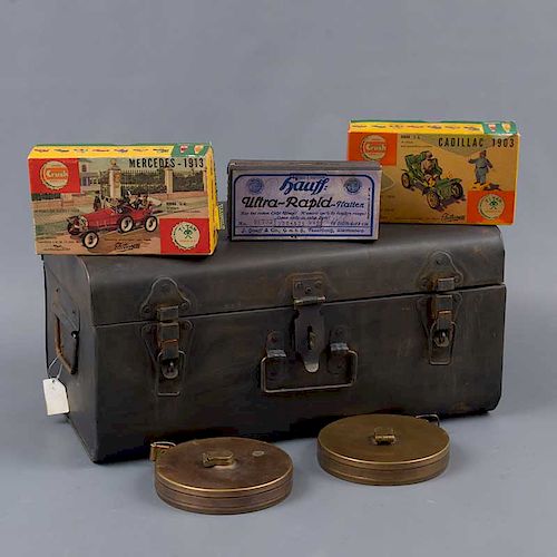 Lote mixto. Diferentes origenes. Siglo XX. Consta de: caja con negativos, 2 cintas metricas, baúl y 2 autos para armar.