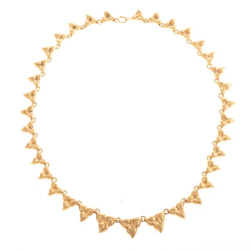 A Ladies Satin Gold Necklace in 18K