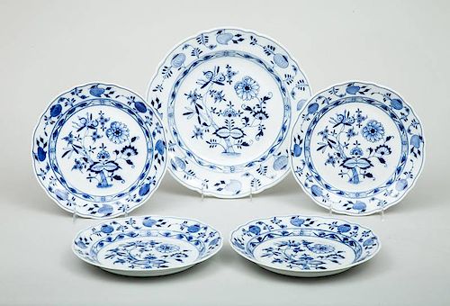 Set of Twelve Meissen Porcelain Blue Onion Pattern Dinner Plates and a Circular Platter
