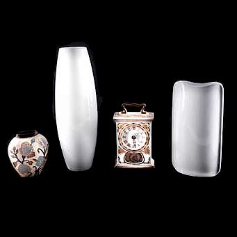 Lote de artículos decorativos. Siglo XX. Reloj porcelana. 1 Jarrón cristal blanco.  jarrón de bronce, otros. Piezas: 4