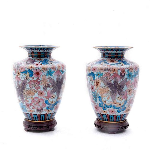 Par de jarrones. China, primera mitad del siglo XX. En latón y esmalte cloisonné. Decorados con motivos florales. Piezas: 2