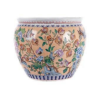 Pecera. China, siglo XX. Estilo cantonés. Elaborada en porcelana policromada. Decorada con aves, peces, motivos orgánicos y florales.