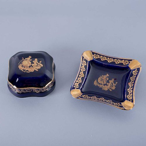 Caja-alhajero músical y cenicero. Francia, siglo XX. En porcelana Limoges color cobalto con motivos en esmalte dorado. Piezas: 2