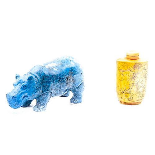 Hipopótamo y snuff bottle. Siglo XX. Elaborado en lapizlázuli y talla en hueso con esgrafiados en tinta negra. Piezas: 2
