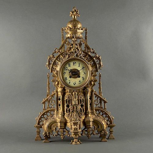 Reloj de chimenea. Francia, principios del siglo XX. Estilo Gótico.Diseño de catedral. Elaborado en bronce dorado. Mecanismo de cuerda.