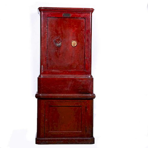 Caja fuerte. Francia, Ca. 1900. Marca Fichet Breveté. Elaborada en acero color rojo con base de madera. Con puerta frontal abatible.