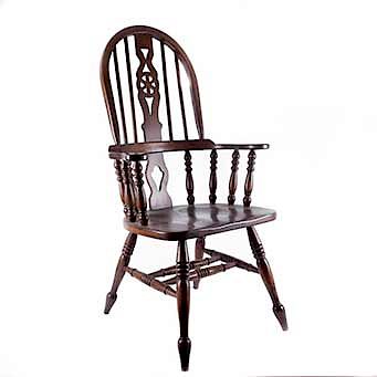 Sillón. Siglo XX. Estilo Early American. Elaborado en madera tallada. Respaldo con barandillas, asiento liso y chambrana en "H".