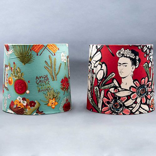 Par de pantallas. México, siglo XX. Frida Azul y Frida Rojo. De la marca Mantua. Elaboradas en algodón de popelina. Pzs: 2