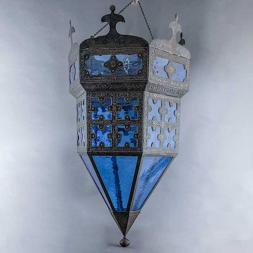 Pantalla de lámpara. Siglo XX. Estilo Mozárabe. Estructura de metal con pantallas de vidrios azul cobalto. Decorada con punzones.