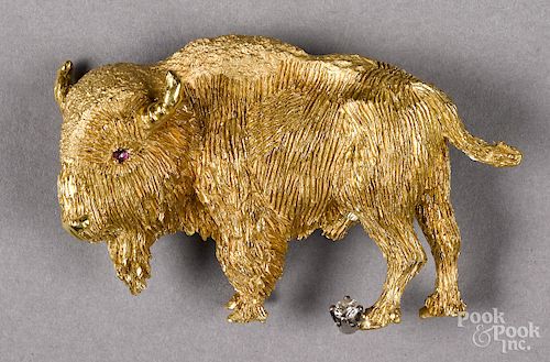 18K yellow gold bison brooch