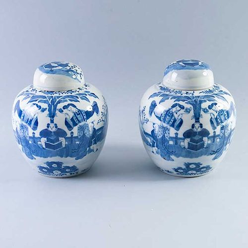 Par de tibores. China, mitad del siglo XX. Estilo Ming. En porcelana blanca y azul cobalto. Con escenas costumbristas. Piezas: 2