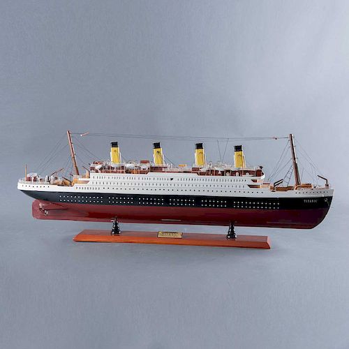 Escala del Trasatlántico R. M. S. Titanic. Siglo XX. Elaborado en madera tallada, con base de madera. Con aplicaciones de metal.