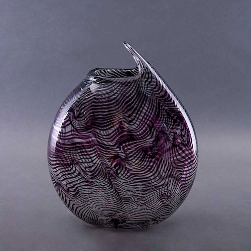 Afro Celotto. Jarrón. Elaborado en cristal murano. Diseño orgánico a manera de gota. Firmado. Esmaltado en color púrpura y lila.