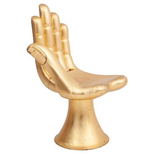 PEDRO FRIEDEBERG. Silla-mano. Escultura en madera tallada con hoja de oro. Firmada en base.