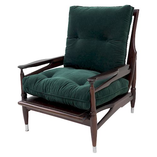 SILLÓN. Siglo XX. Estilo danés. Elaborado en madera de cedro rojo. Con respaldo capitonado y asiento en tapicería color verde.