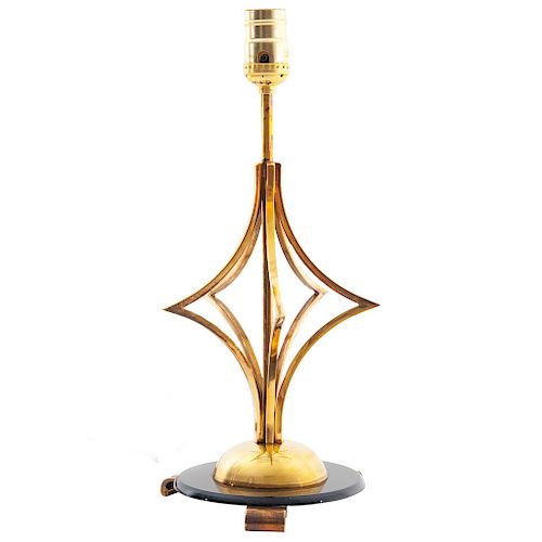 ARTURO PANI. Años 70. Lámpara de mesa. Estructura de latón dorado. Diseño estelar. Con base de acrílico color negro.