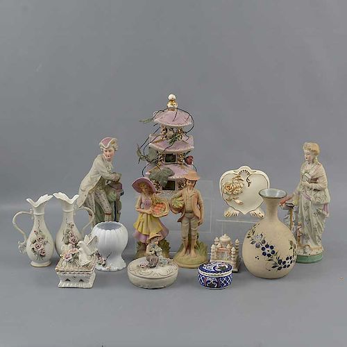 Lote de 14 figuras decorativas Origen oriental y mexicano SXX Elaborados en barro porcelana y 2 en pasta Consta de 2 floreros, otros.