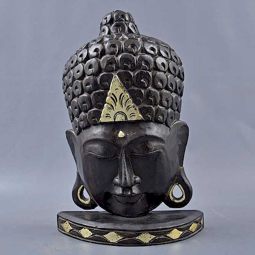 Rostro del Príncipe Siddharta Gautama (Buda). Origen oriental. Siglo XX. En talla de madera. Con detalles en madera dorada y plateada.