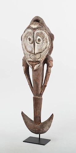 PAPUA NEW GUINEA CARVED AND PAINTED WOOD SUSPENSION HOOK, SEPIK RIVER