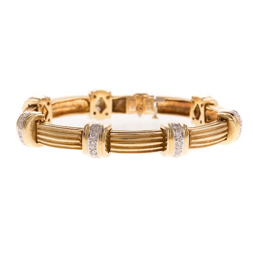 A Ladies Gold with Diamonds Bracelet in 18K