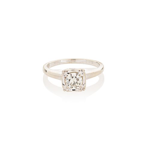 DIAMOND SOLITAIRE & WHITE GOLD ENGAGEMENT RING