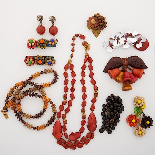MIRIAM HASKELL CARVED WOOD OR IMITATION AGATE COSTUME JEWELRY 