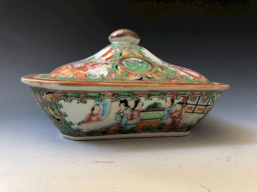 A CHINESE EXPORT FAMILLE-ROSE COVERED PLATE