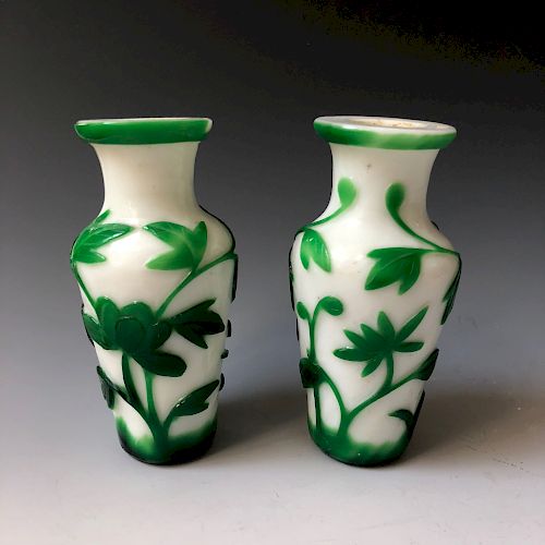 A PAIR OF CHINESE ANTIQUE PEKING GLASS.