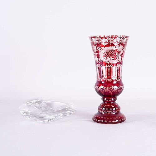 Florero y cenicero. Bélgica y Checoslovaquia,SXX. Elaborados en cristal transparente Val Saint Lambert y cristal de bohemia rojo.Pz: 2