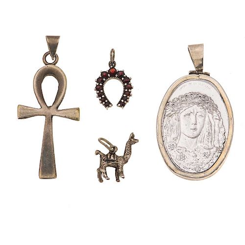 Medalla, cruz y dos pendientes con granates en plata .925. 13 granates corte redondo facetados. Imagen Virgen de Guadalupe y Vir...
