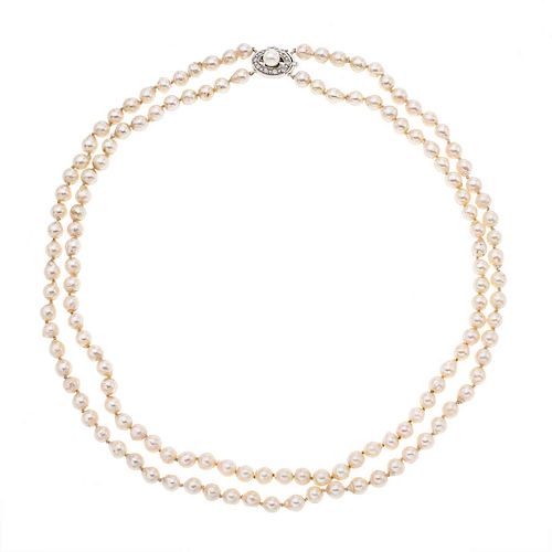 Collar de 2 hilos con perlas. 137 perlas cultivadas color crema de 5 mm. Peso:  62.2 g.