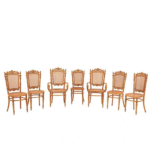 Juego de sillas y sillones. Siglo XX. Estilo Austriaco. Elaboradaas en madera tallada con bejuco entretejido. Piezas: 7