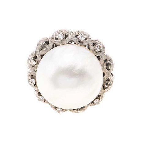 Anillo con media perla y diamantes en plata paladio. 1 media perla cultivada color blanco de 18 mm. 8 acentos de diamantes. Ta...